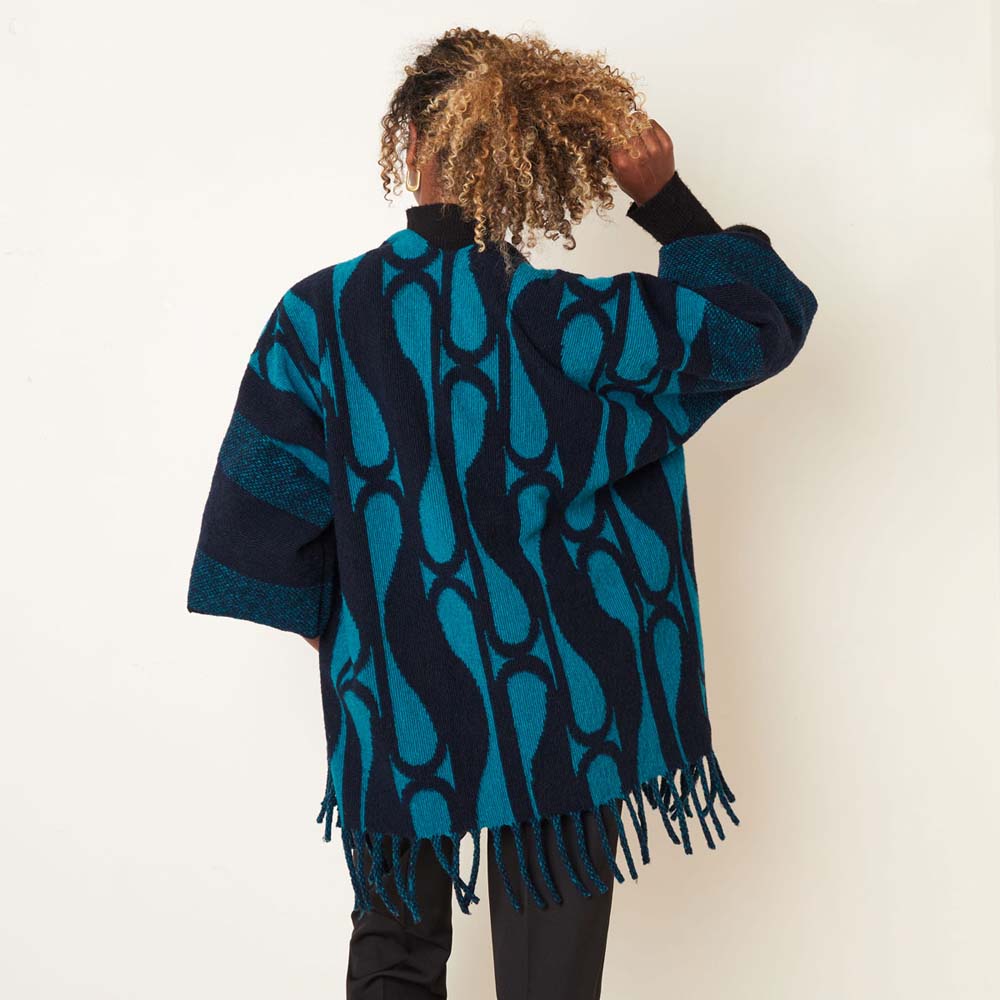 Poncho print met gestreepte mouw
