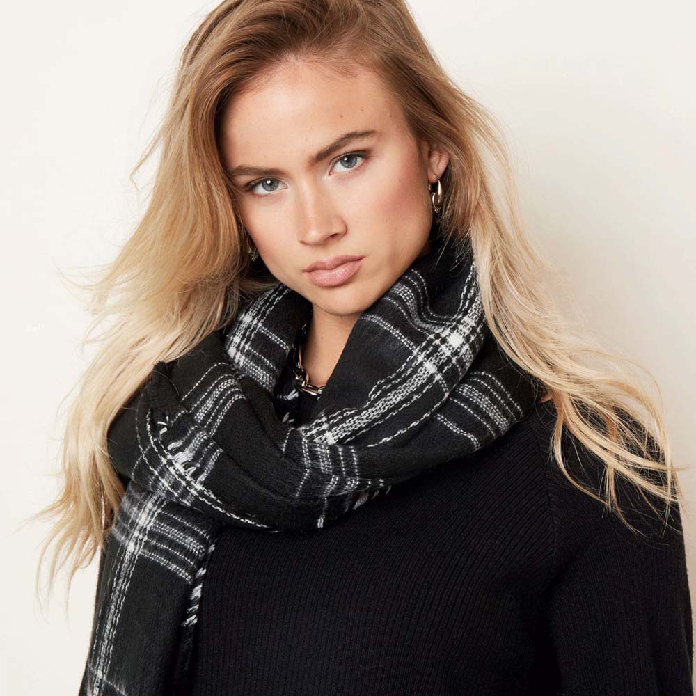 Zwarte wintersjaal met witte strepen