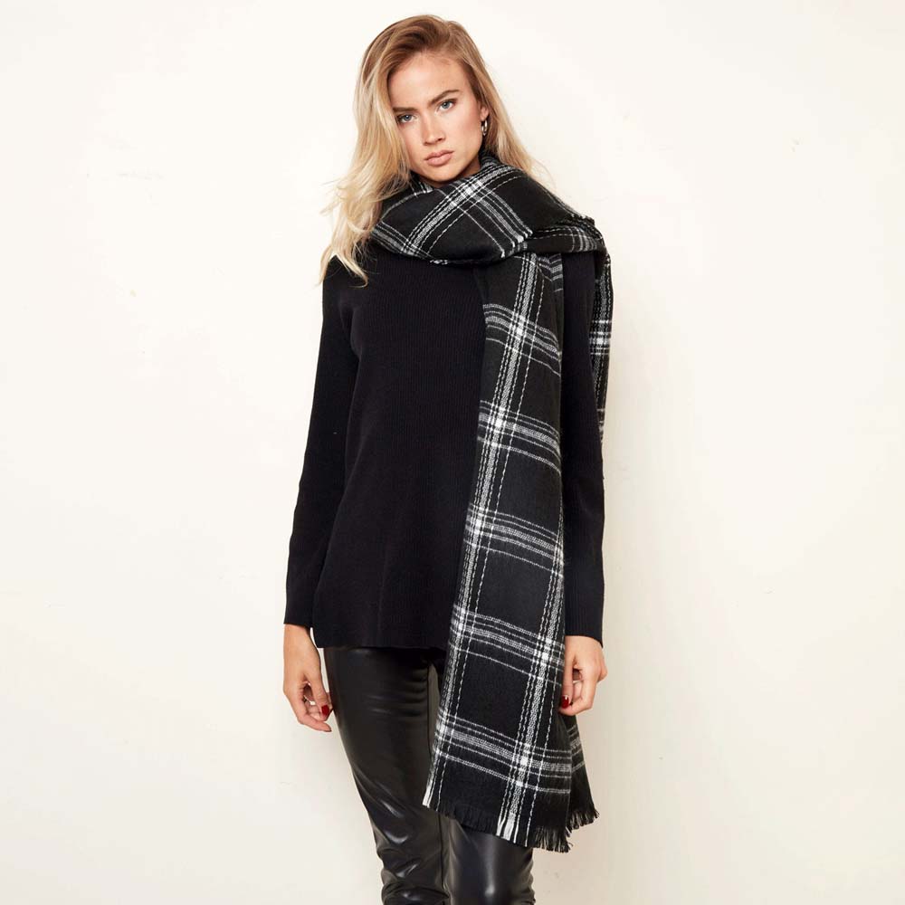 Zwarte wintersjaal met witte strepen