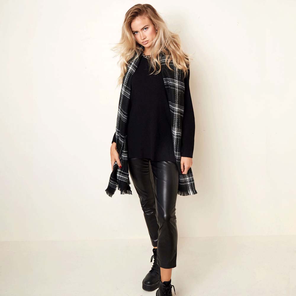 Zwarte wintersjaal met witte strepen